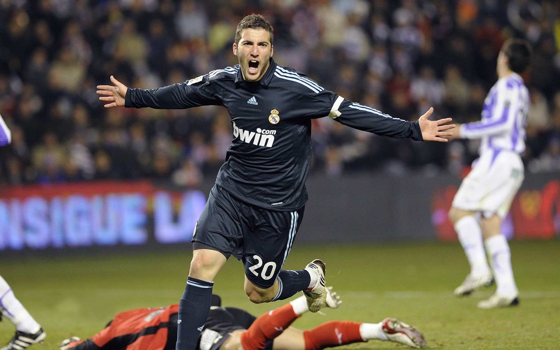 佩德里缺席惊现控球危机？巴萨三大前锋齐发力，力挽狂澜升至西甲第二